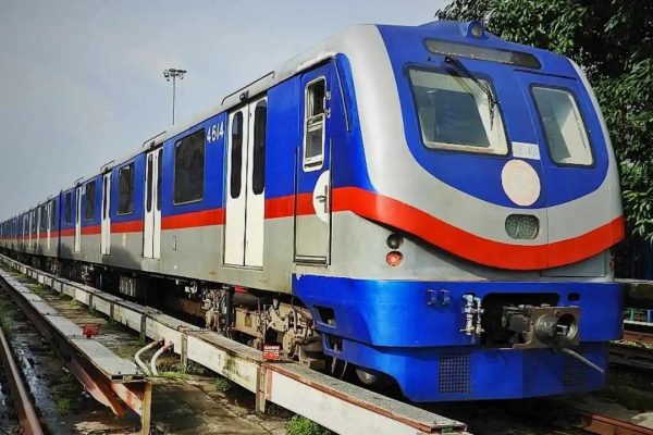 শিয়ালদহ-এসপ্লানেড মেট্রো চালুর অপেক্ষা দীর্ঘায়িত, কর্মী সংকটে প্রশ্নের মুখে কলকাতা মেট্রো পরিষেবা
