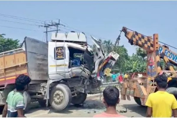 আলতাপুরে ভয়াবহ বাস-ট্রাক সংঘর্ষ, আহত খালাসি