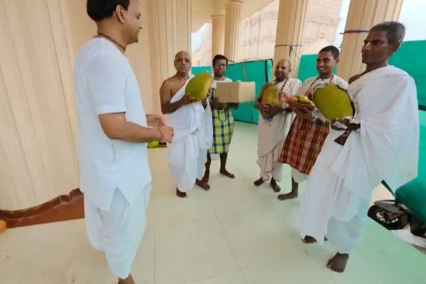 স্নানযাত্রার দিনে মুখ্যমন্ত্রীর উপহার: দেবতার উদ্দেশ্যে হৃদয়ের নিবেদন