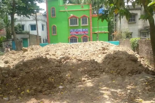 পুকুর আর নেই, ছেলেবেলার স্মৃতিও হারিয়ে যাচ্ছে কাদার নিচে
