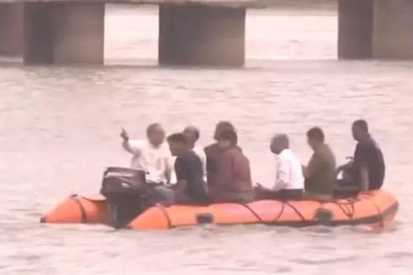 অবহেলার ফল ভয়াবহ—ভাদোদরায় গম্ভীরা সেতু বিপর্যয়ে মৃত্যু ১৩, প্রশ্নের মুখে প্রশাসন