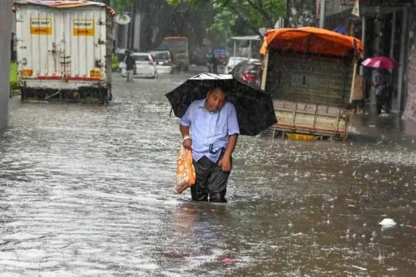 প্রবল নিম্নচাপ ও টানা বৃষ্টিতে উদ্বেগে দক্ষিণবঙ্গ, বন্যার আশঙ্কা নিচু এলাকায়